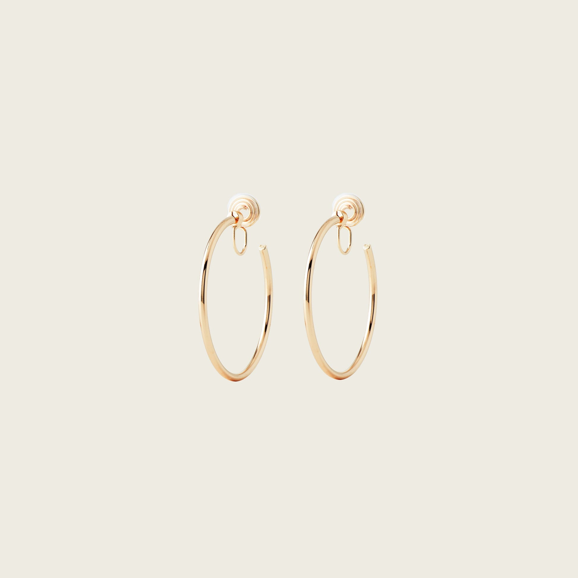 https://cdn.shopify.com/s/files/1/0569/3286/0096/files/AIORI_LargeThinHoop_ClipOnEarrings_Gold_1_5ad07c8a-83d7-4a10-9792-82ab86ea5fb6.jpg?v=1754462432