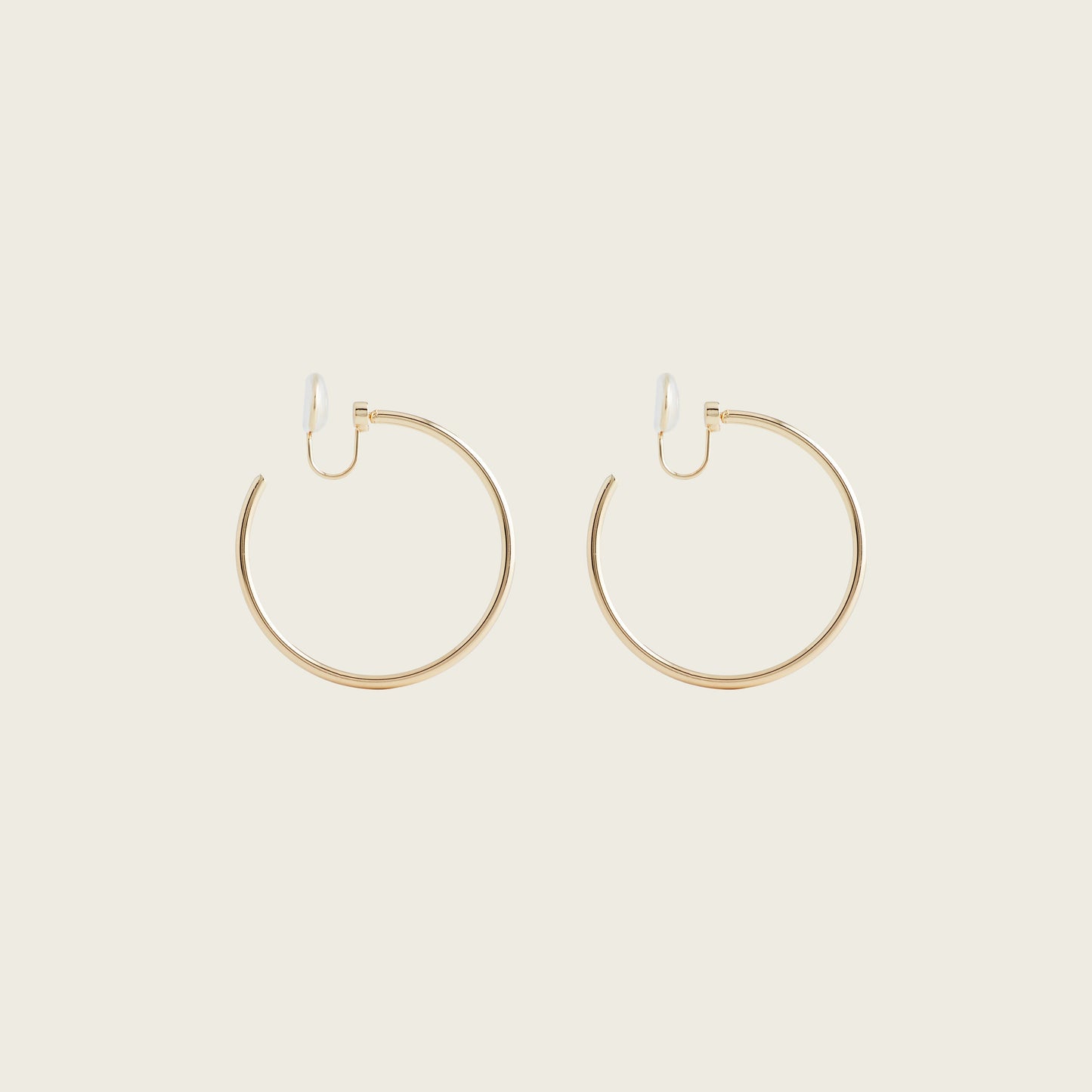 https://cdn.shopify.com/s/files/1/0569/3286/0096/files/AIORI_LargeThinHoop_ClipOnEarrings_Gold_2_333670b4-1552-453e-a9c4-95dc82ce5b60.jpg?v=1754934974