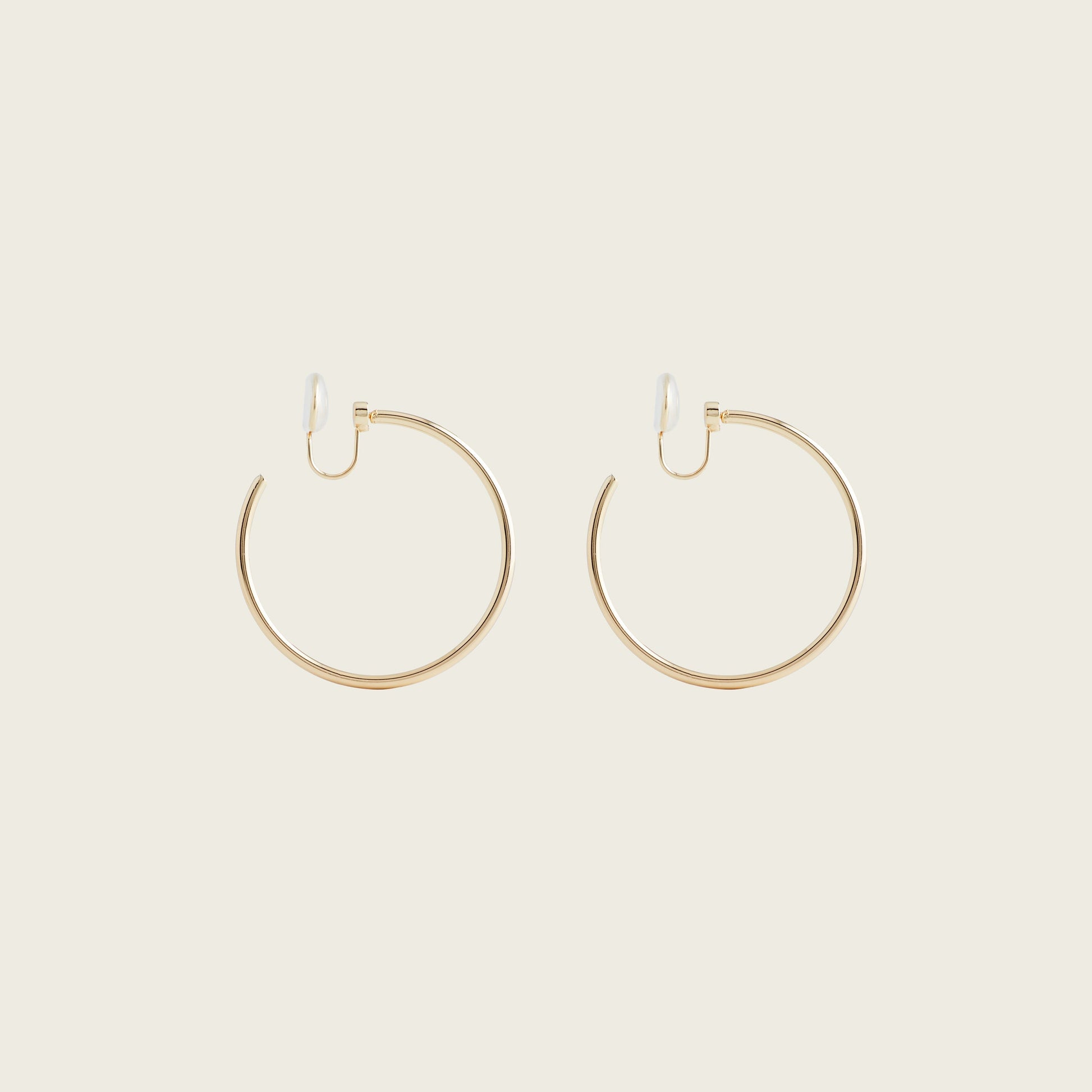 https://cdn.shopify.com/s/files/1/0569/3286/0096/files/AIORI_LargeThinHoop_ClipOnEarrings_Gold_2_333670b4-1552-453e-a9c4-95dc82ce5b60.jpg?v=1754934974