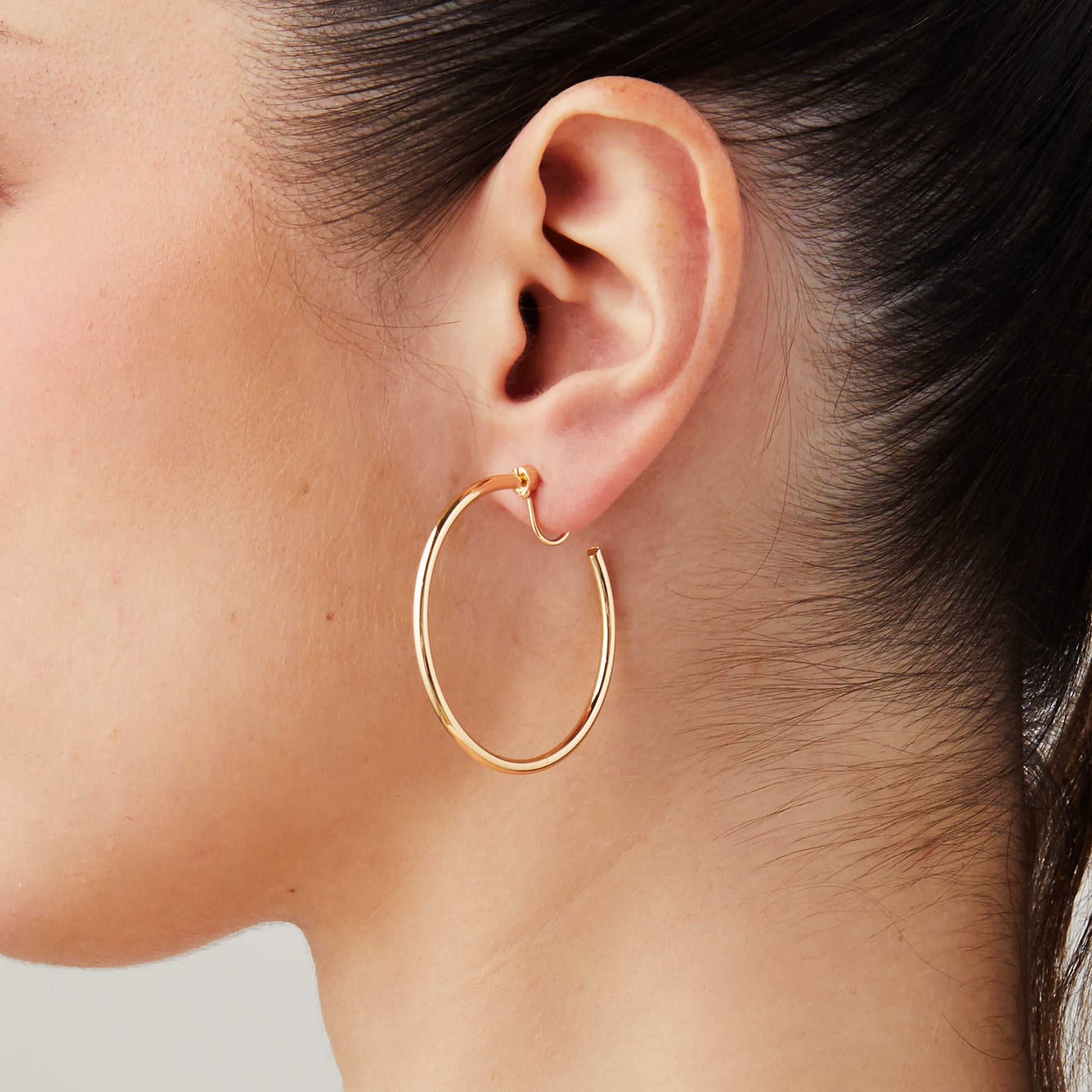 https://cdn.shopify.com/s/files/1/0569/3286/0096/files/AIORI_LargeThinHoop_ClipOnEarrings_Gold_cbdf18cb-162a-48e4-a2ac-b2c1fc674711.jpg?v=1754462432