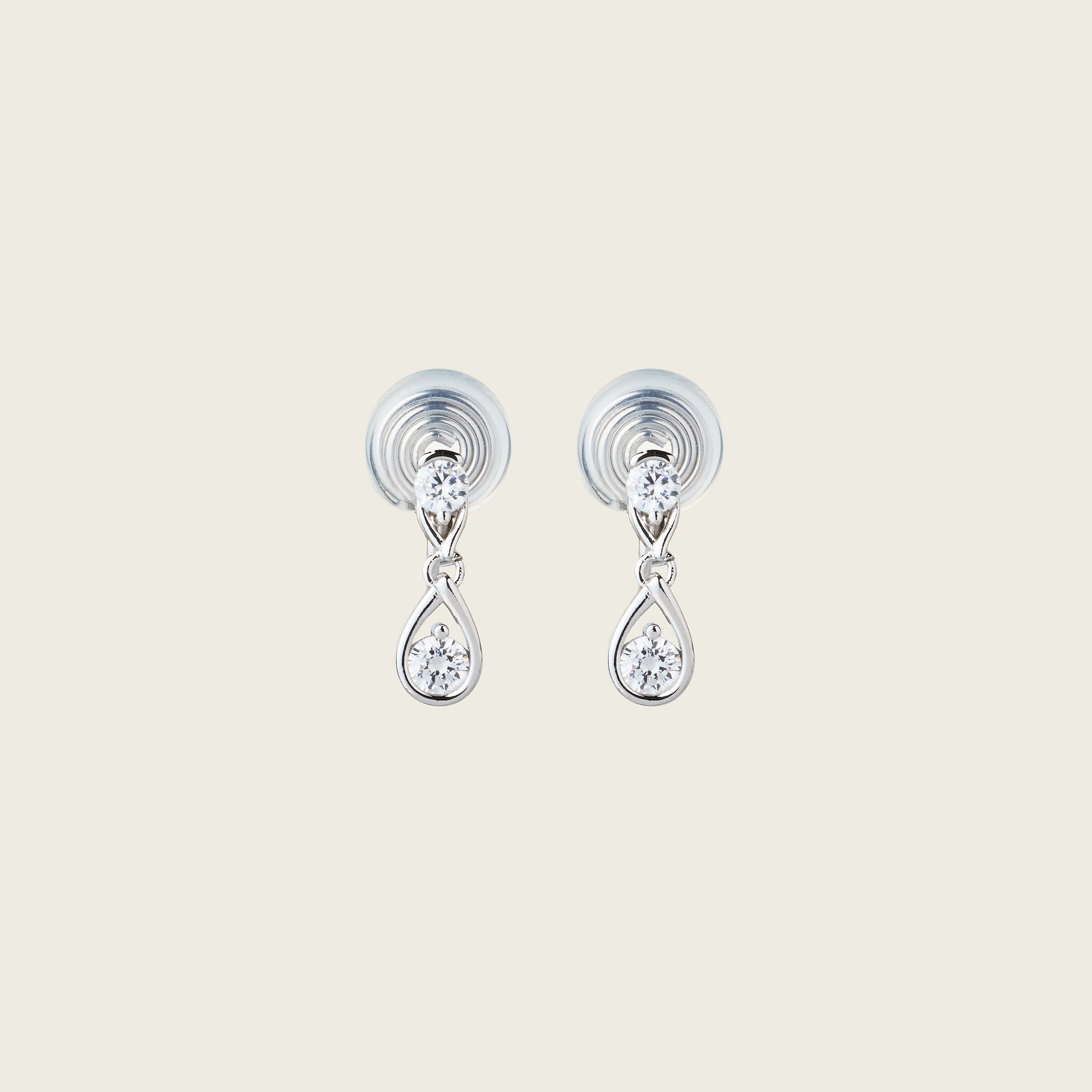 https://cdn.shopify.com/s/files/1/0569/3286/0096/files/AIORI_Naomi_ClipOnearrings_Silver_1.jpg?v=1770215794