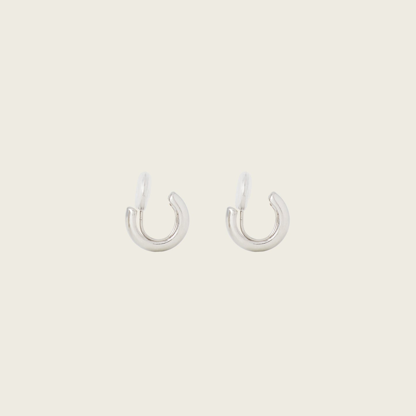 https://cdn.shopify.com/s/files/1/0569/3286/0096/files/AIORI_SimpleHuggie_Silver_1_18b7fe9a-bc69-46c7-9ecc-edbaf0d49c8e.jpg?v=1762364124